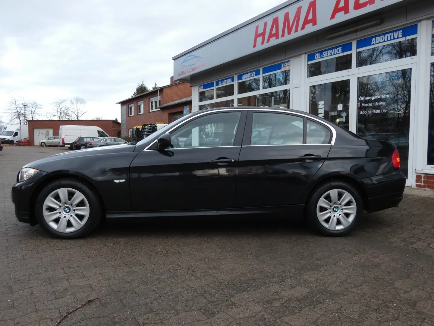 BMW 318 i Lim. M-Sport *SHZ*NAVI*KLIMAAUT*ATM Fekete - 2