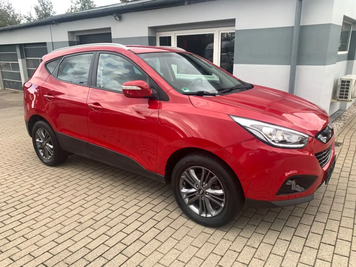 Hyundai iX35 2WD 1,7 CRDi Temp. Shzg PDC Navi BT 99TKM Rot - 1