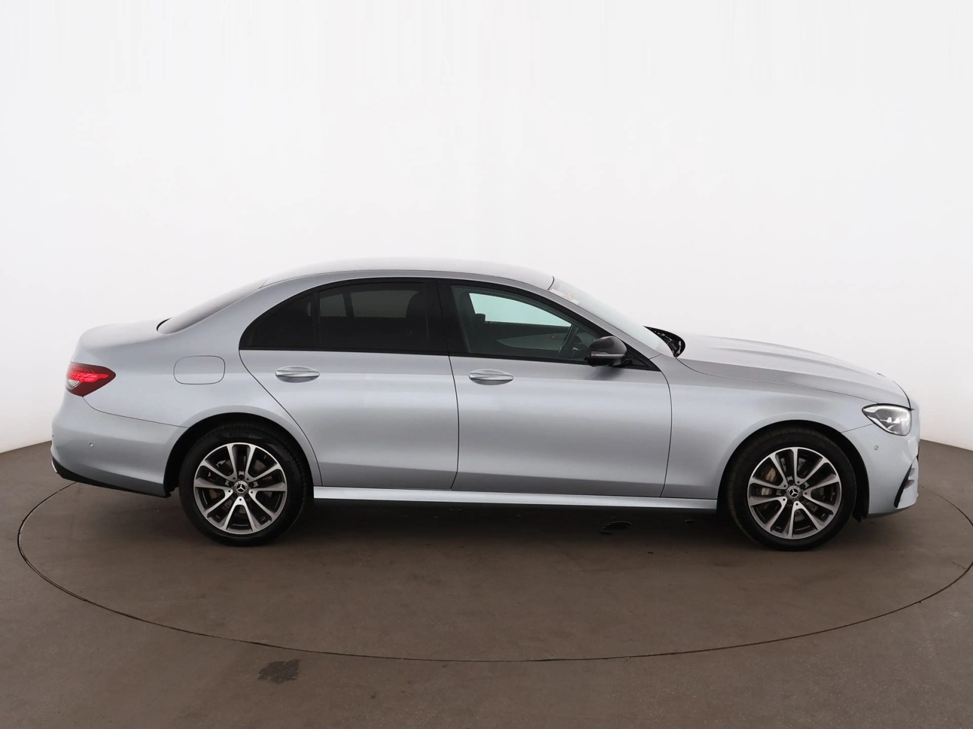 Mercedes-Benz E 300 de 4Matic PHEV AMG-Line Aut LED 360-CAM AHK — photo 9
