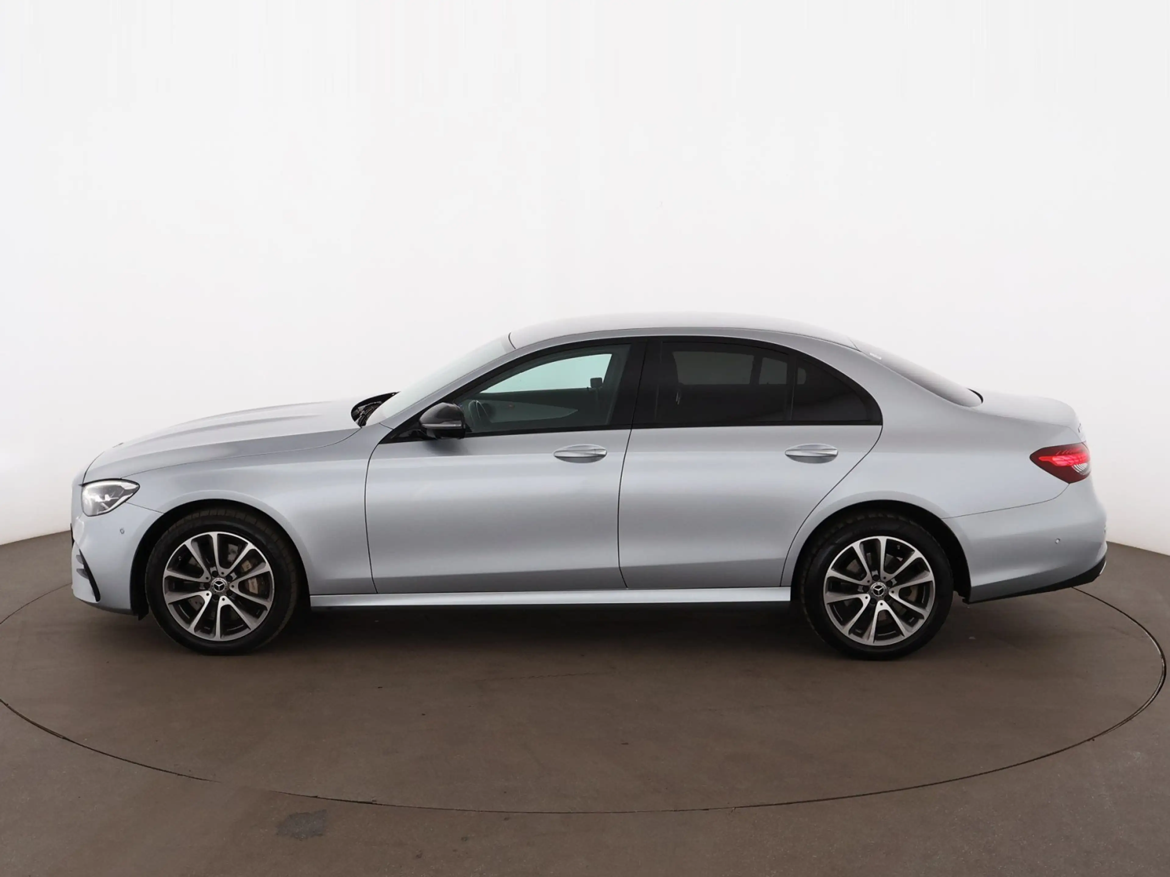 Mercedes-Benz E 300 de 4Matic PHEV AMG-Line Aut LED 360-CAM AHK — photo 5