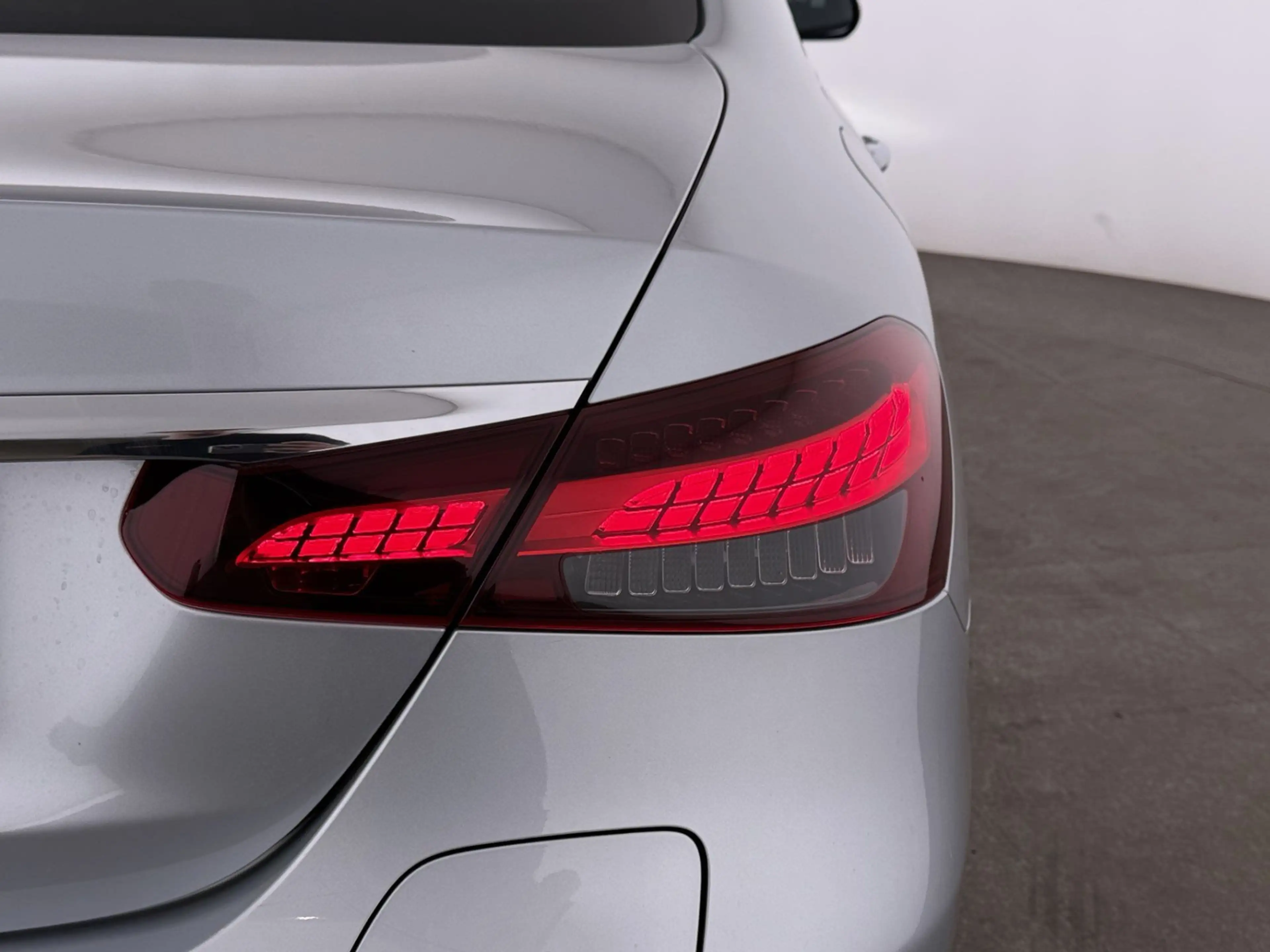 Mercedes-Benz E 300 de 4Matic PHEV AMG-Line Aut LED 360-CAM AHK — photo 11