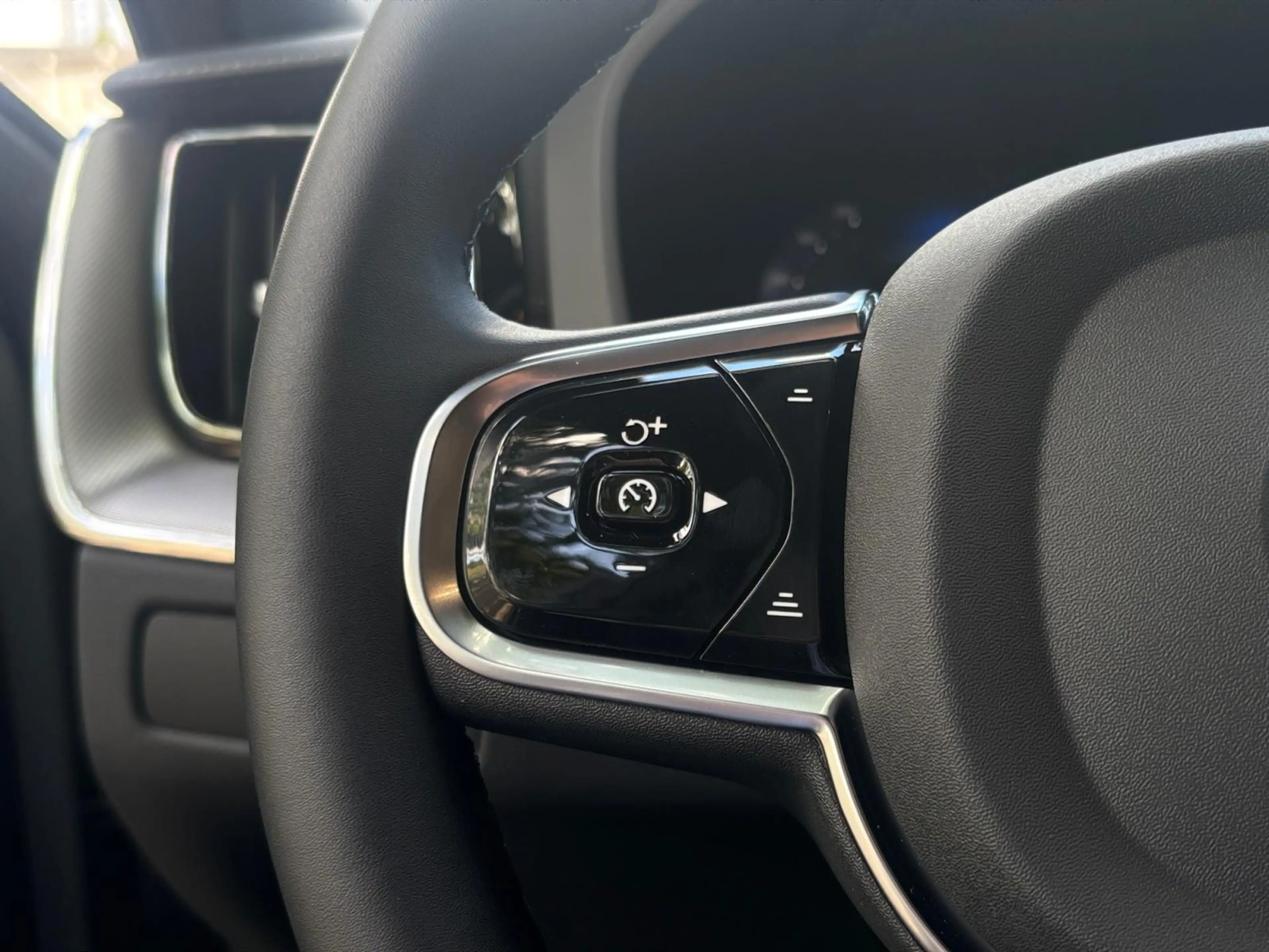Volvo XC60 T8 Plug-in AWD Ultra Black Edition | TREKHAAK | AD — photo 13