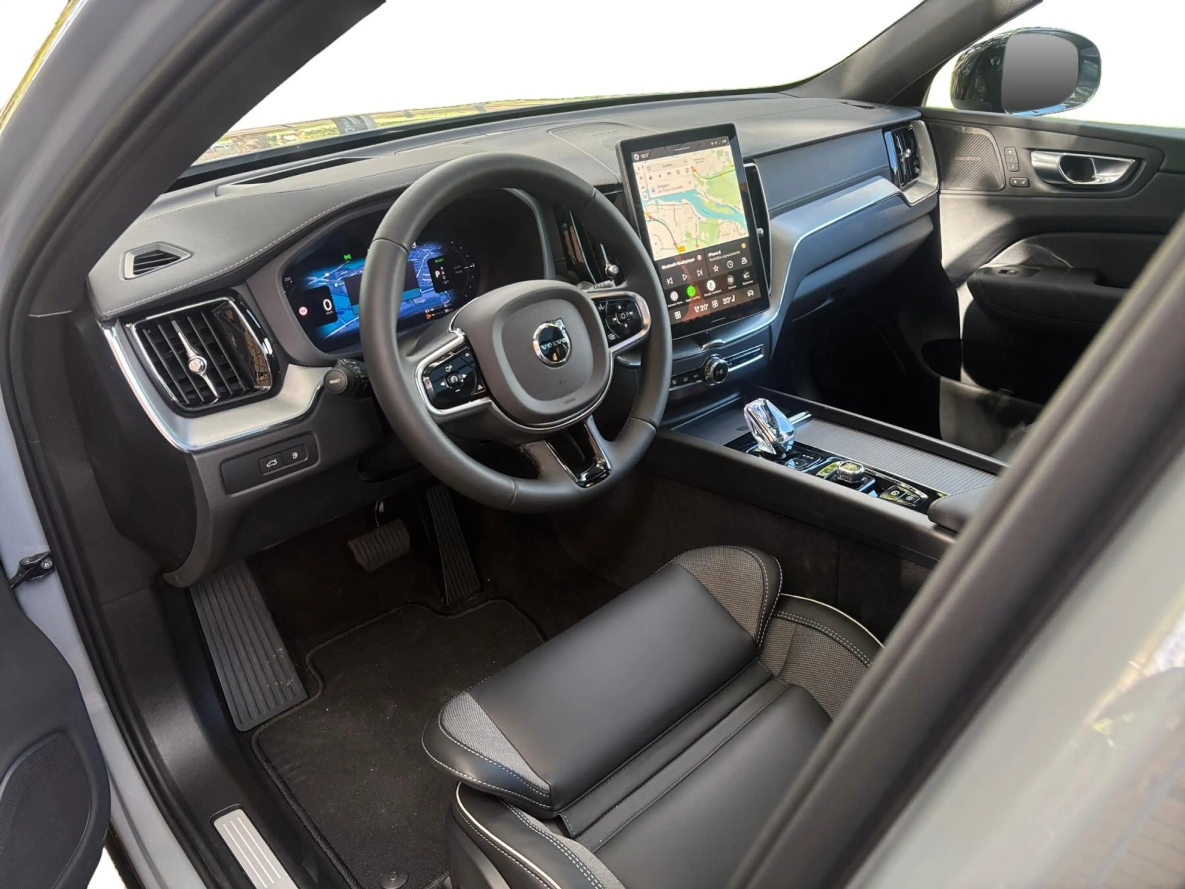 Volvo XC60 T8 Plug-in AWD Ultra Black Edition | TREKHAAK | AD — photo 10