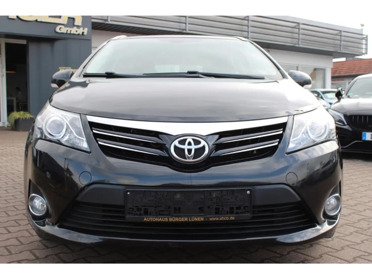 Toyota Avensis Kombi Life 1.8 AHK Klimaautom Temp Tel.-Vorb. El. Zwart - 2
