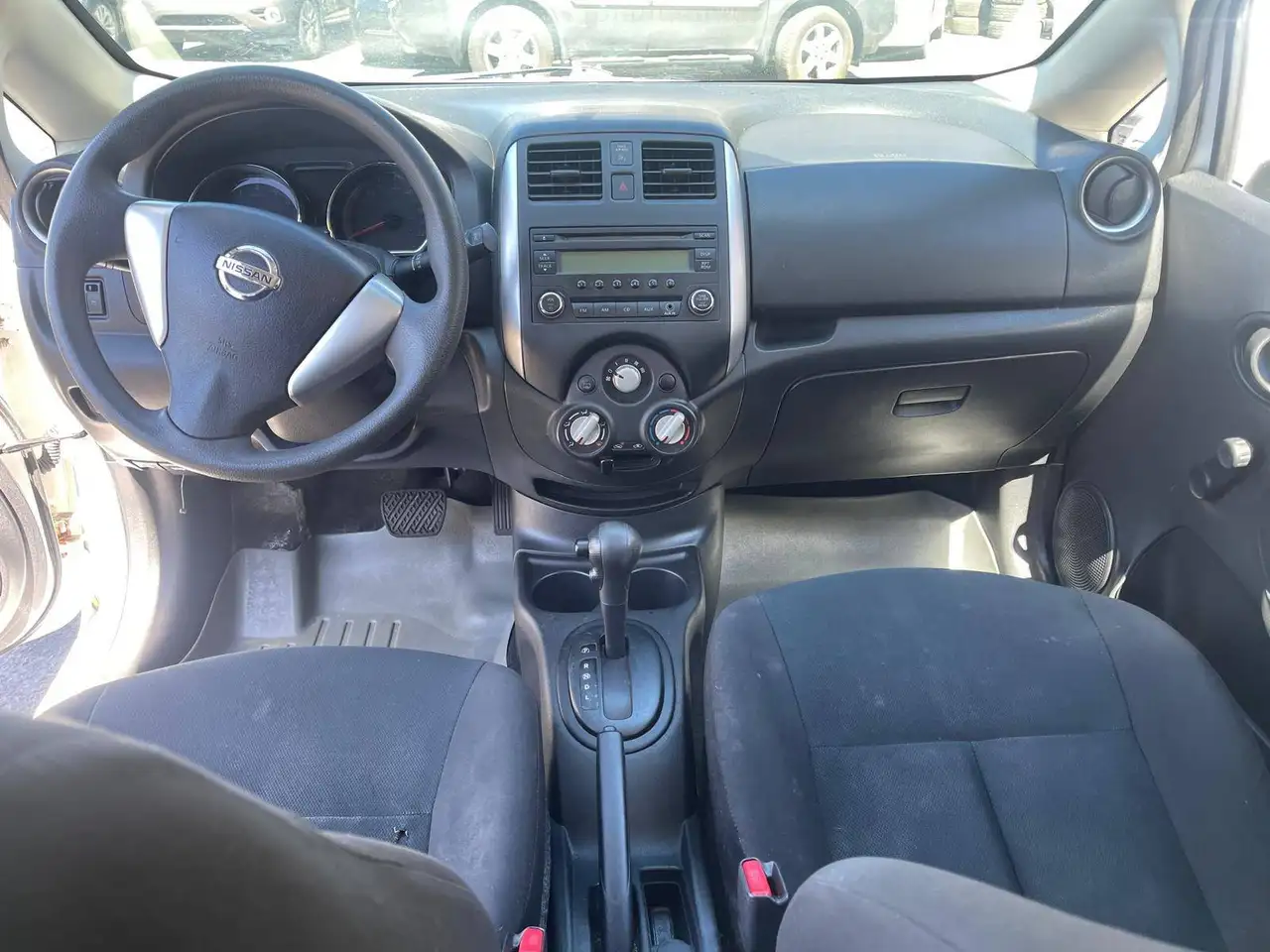 Nissan Versa снимка Nissan Versa