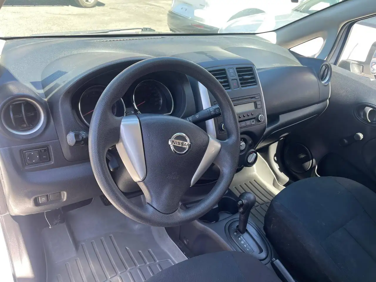 Nissan Versa снимка Nissan Versa