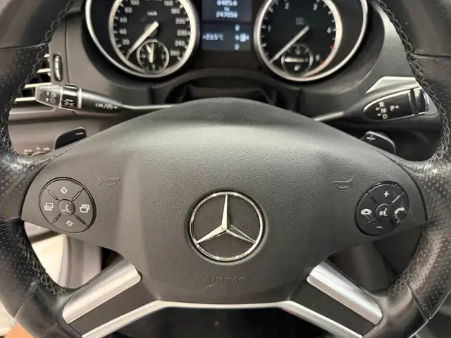 Mercedes-Benz R-Class view 11