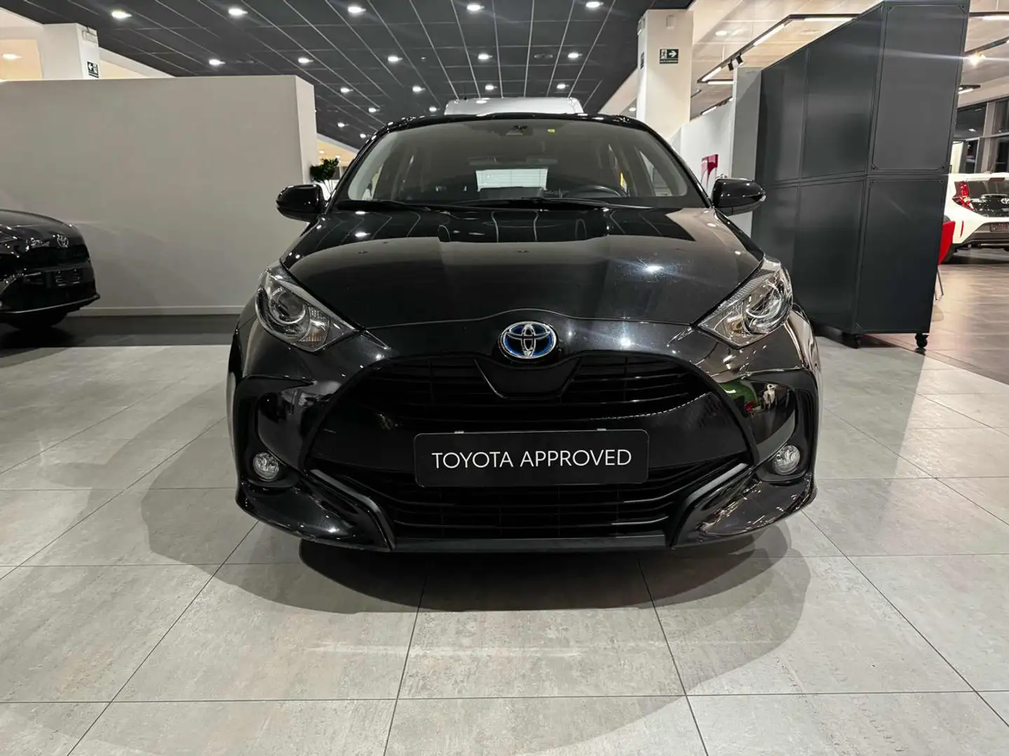 Toyota Yaris 1.5 Hybrid 5 porte Active Noir - 2