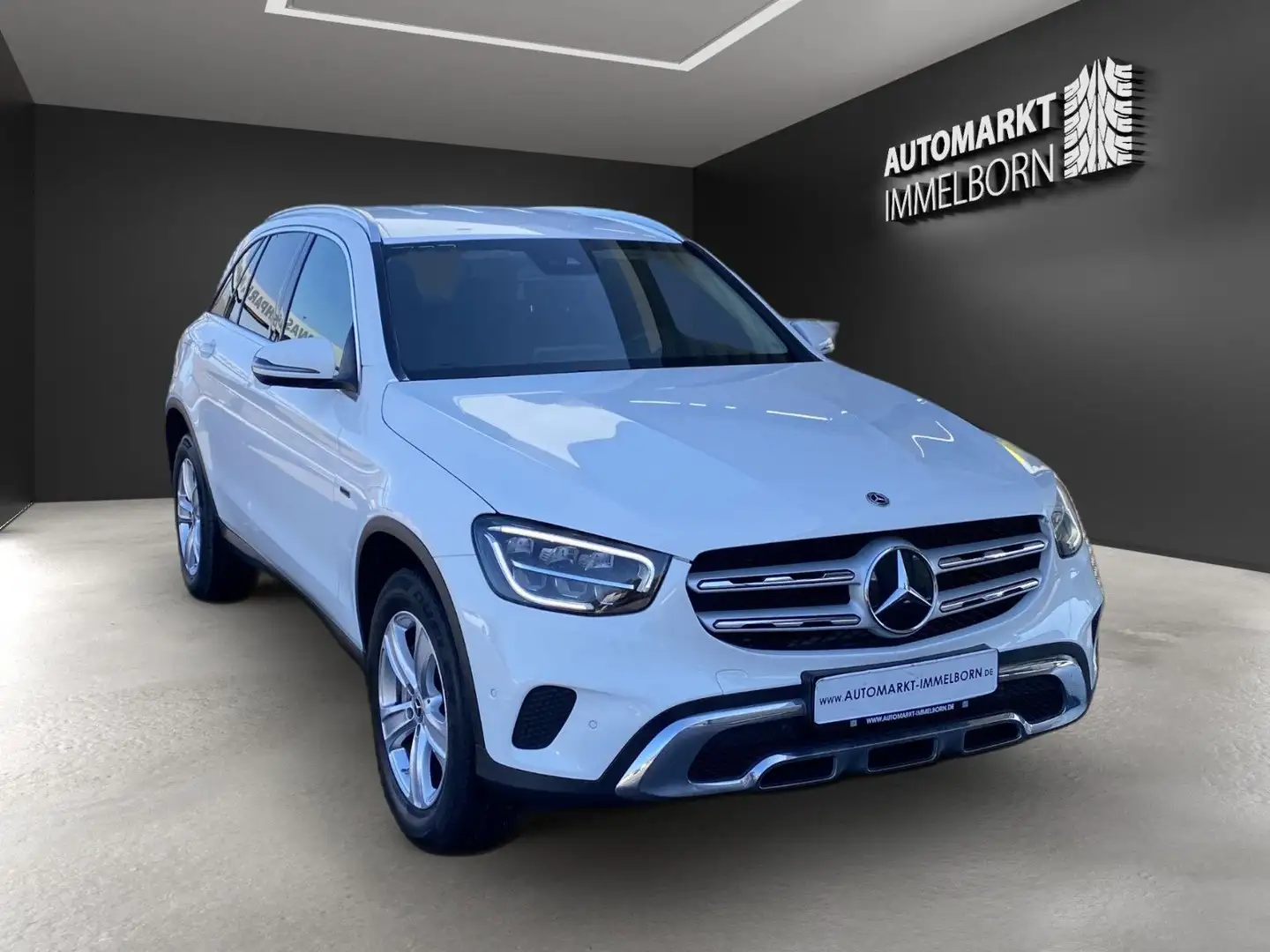Mercedes-Benz GLC 300 e ALLRAD Kamera*LED*Navi*DAB*Cplay*18 Белый - 2