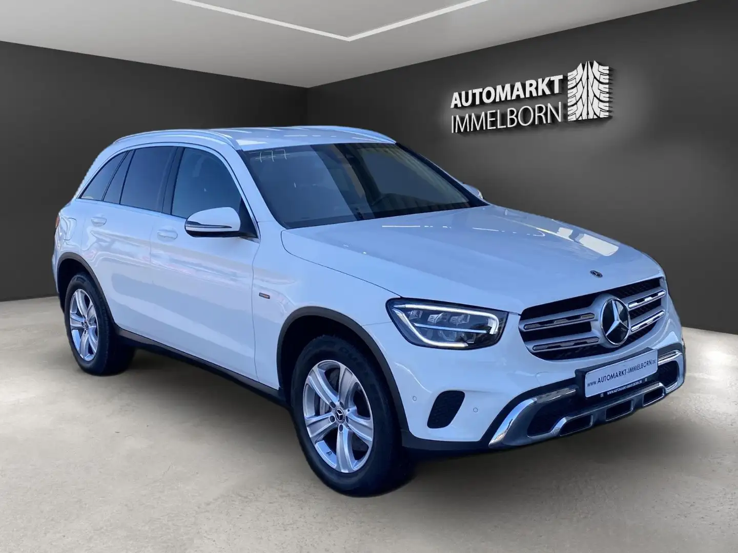 Mercedes-Benz GLC 300 e ALLRAD Kamera*LED*Navi*DAB*Cplay*18 Белый - 1