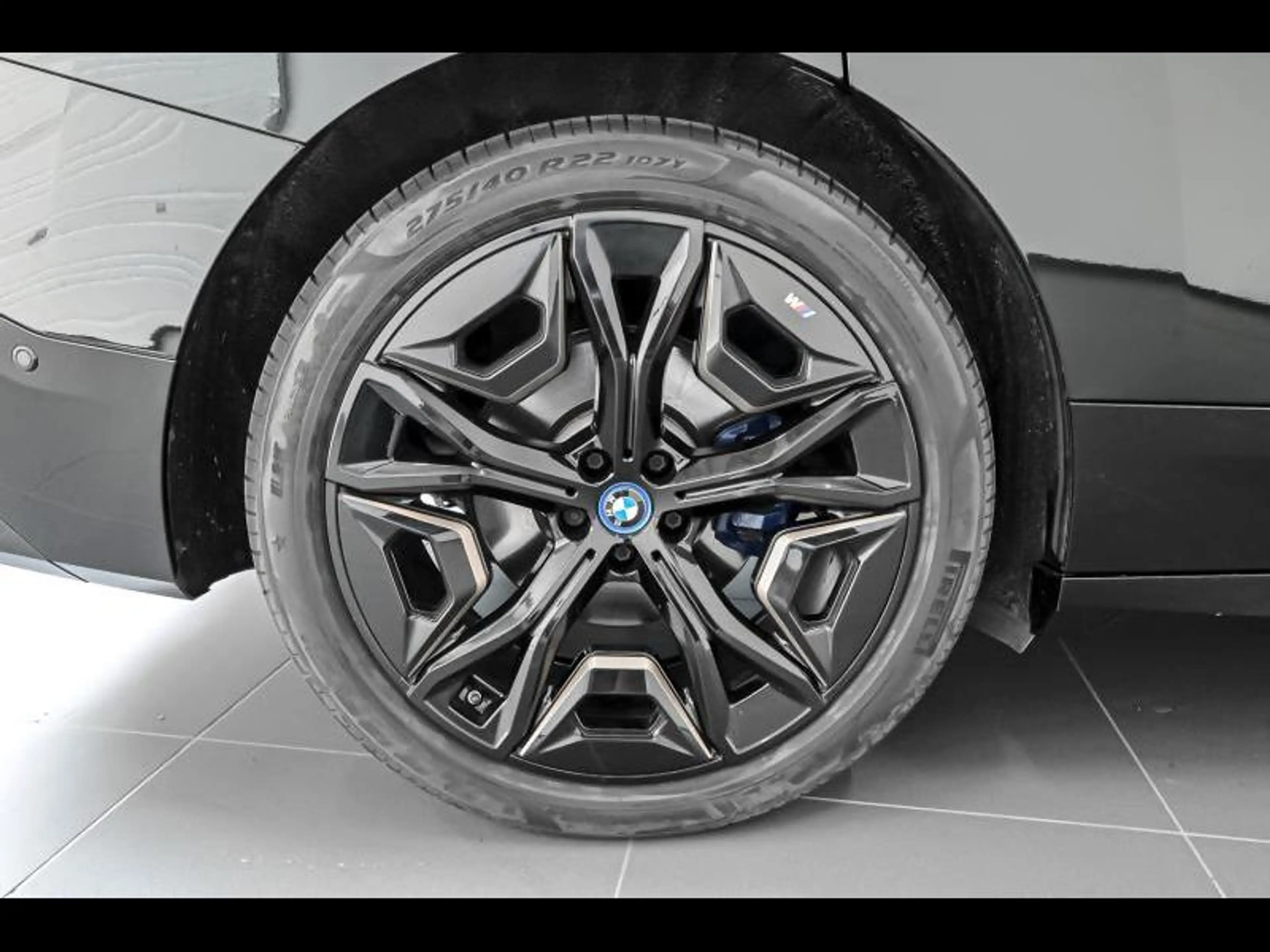 BMW iX M60 — photo 6