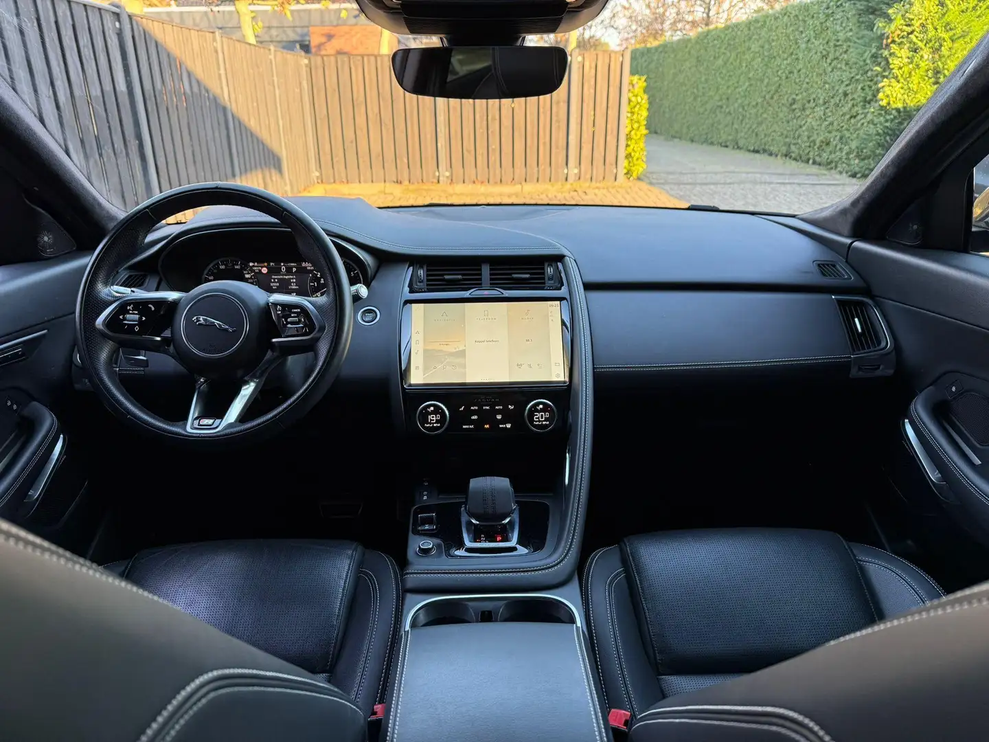 Jaguar E-Pace 1.5 P300e AWD R-Dynamic SE Trekhaak alcantara Blauw - 2