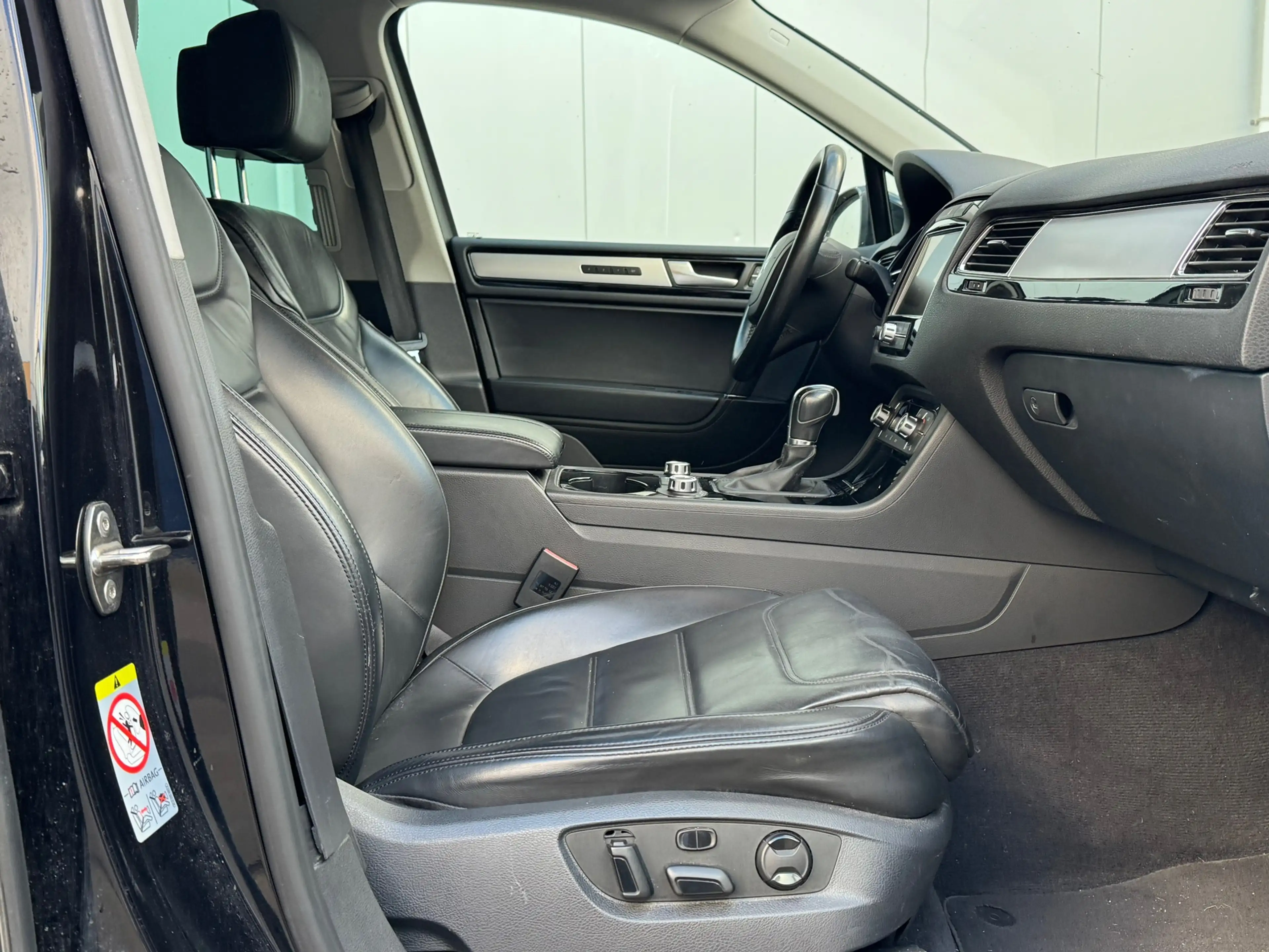 Volkswagen Touareg 3.0 TDI R-line — photo 8