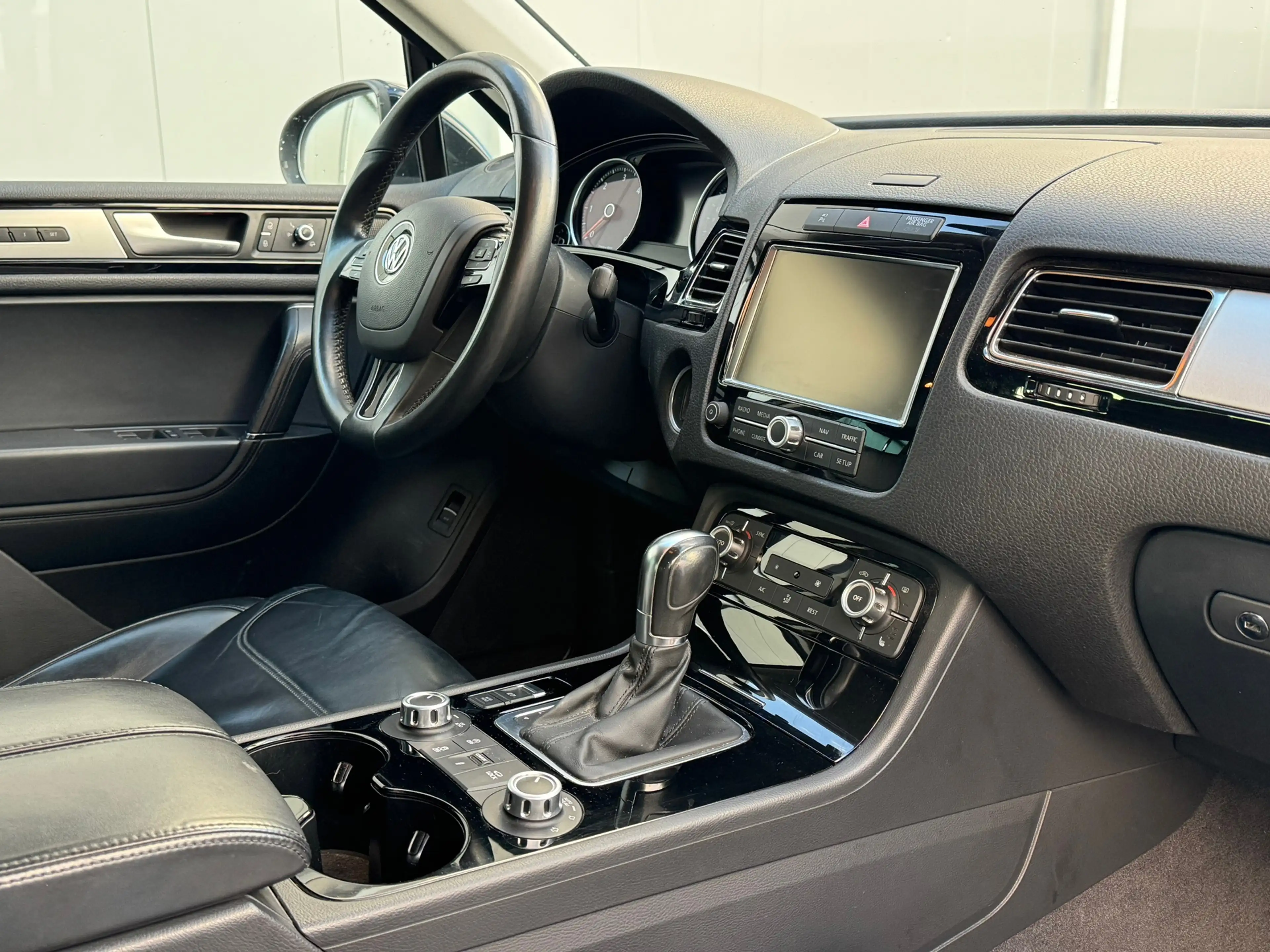 Volkswagen Touareg 3.0 TDI R-line — photo 9