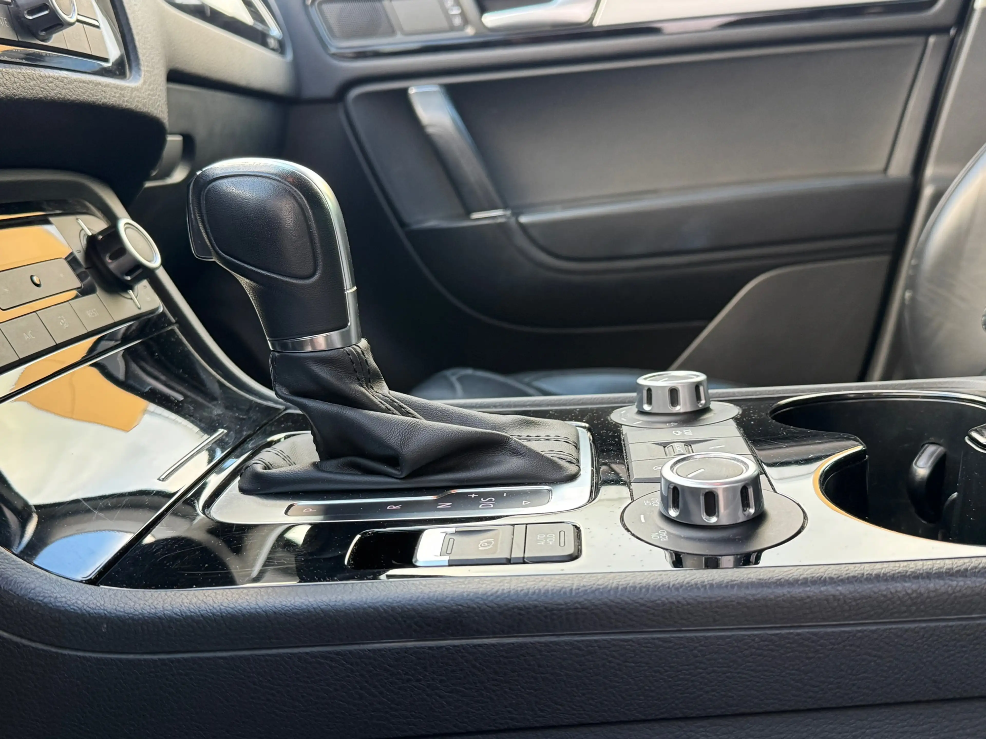 Volkswagen Touareg 3.0 TDI R-line — photo 12