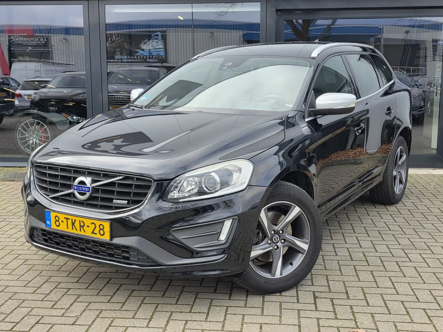 Volvo XC60 2.0 T5 FWD R-Design + XENON + VOLLEER + MEMORY + N Schwarz - 2
