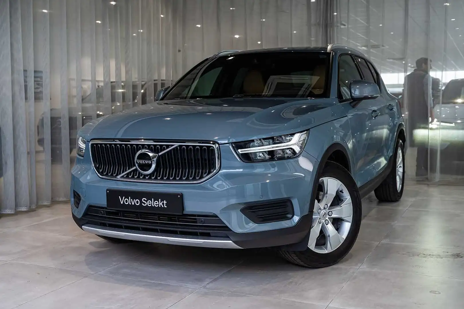 Volvo XC40 Momentum Pro T3 Gris - 1