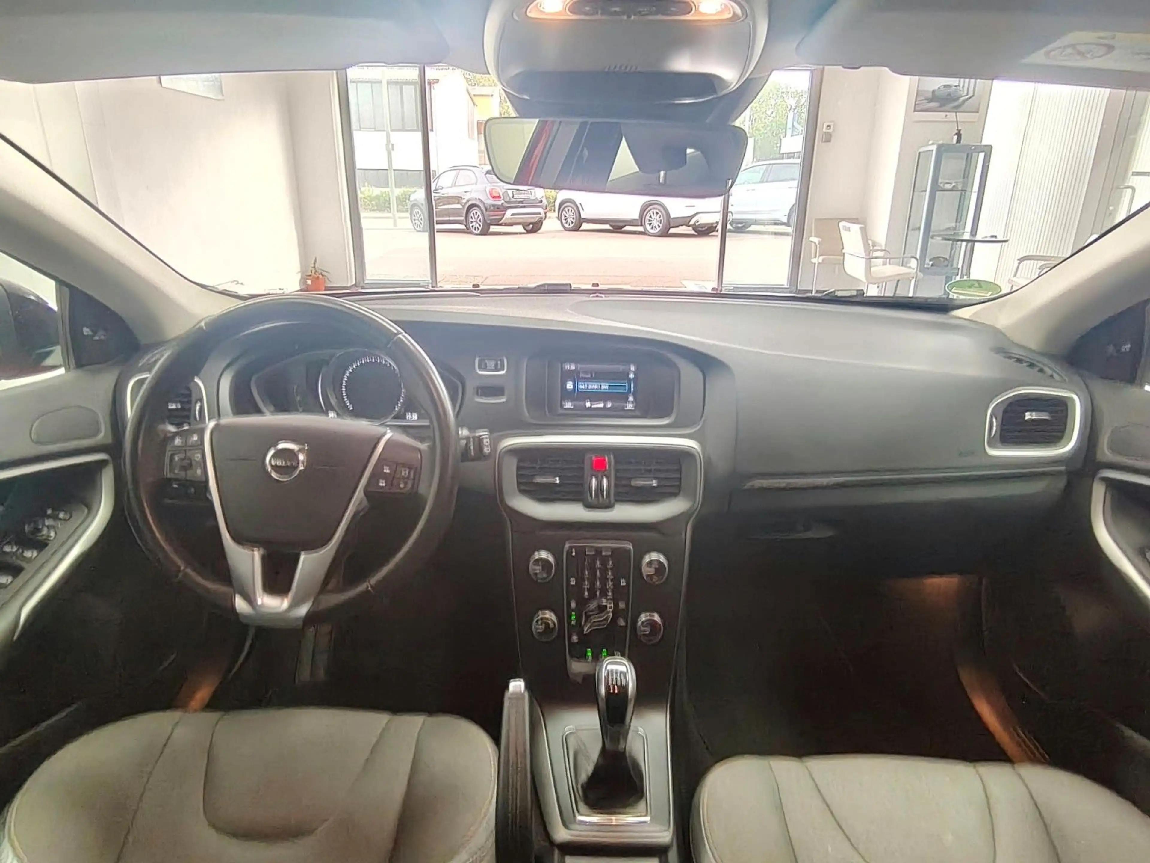 Volvo V40 Cross Country D3 Plus PDC TÜV 09/2028 — photo 8