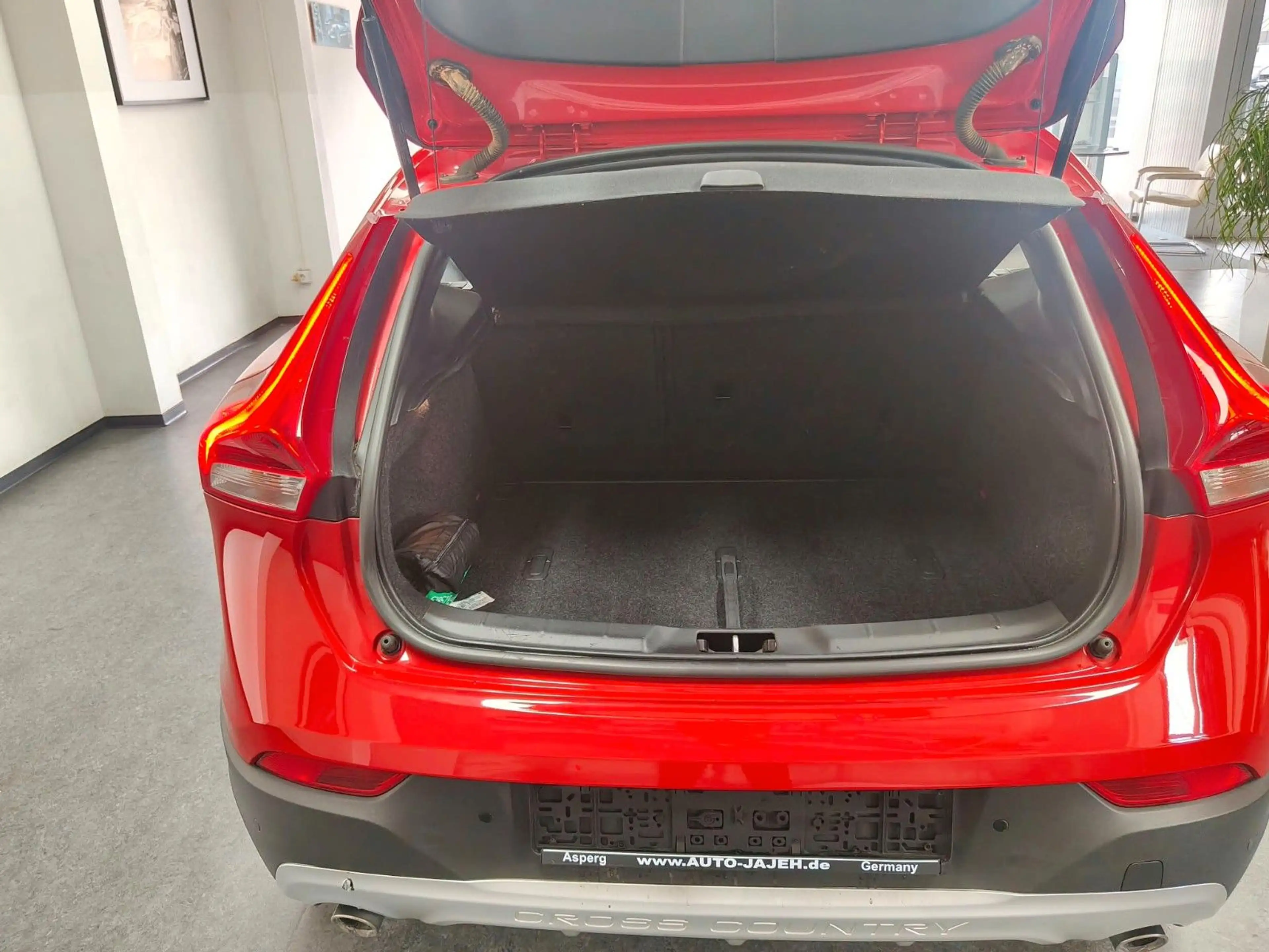 Volvo V40 Cross Country D3 Plus PDC TÜV 09/2028 — photo 9