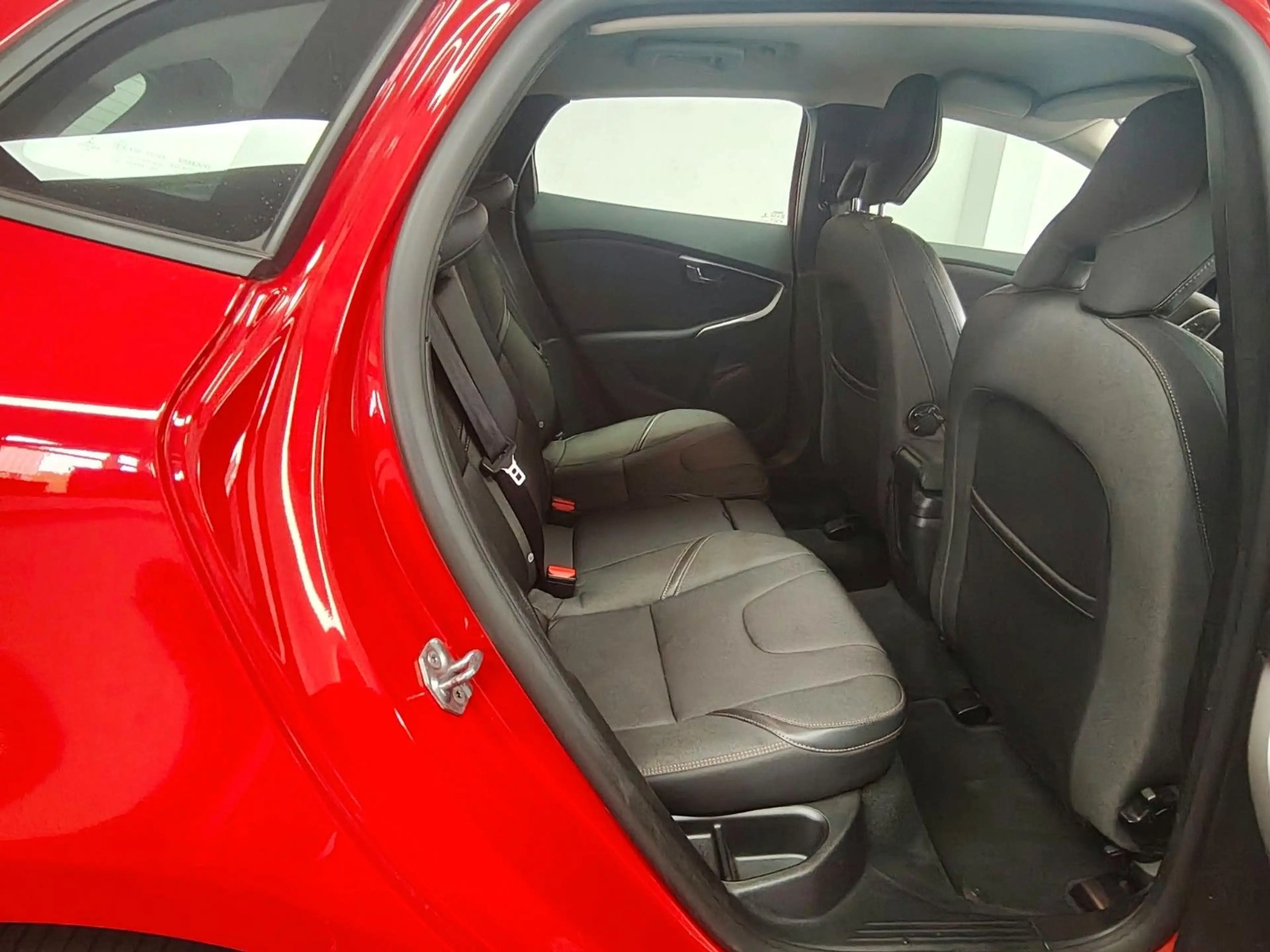 Volvo V40 Cross Country D3 Plus PDC TÜV 09/2028 — photo 10