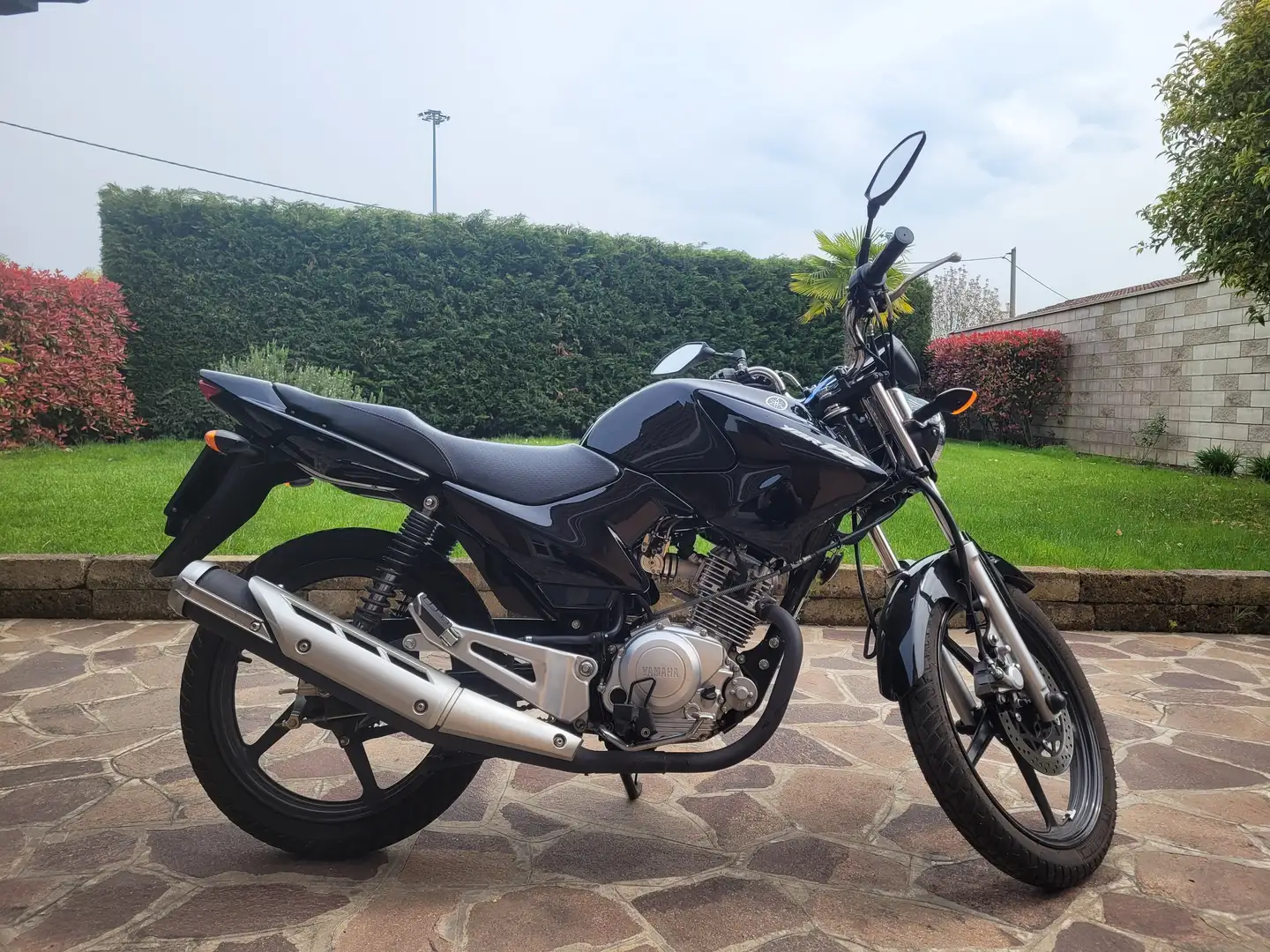 Yamaha YBR 125 crna - 1