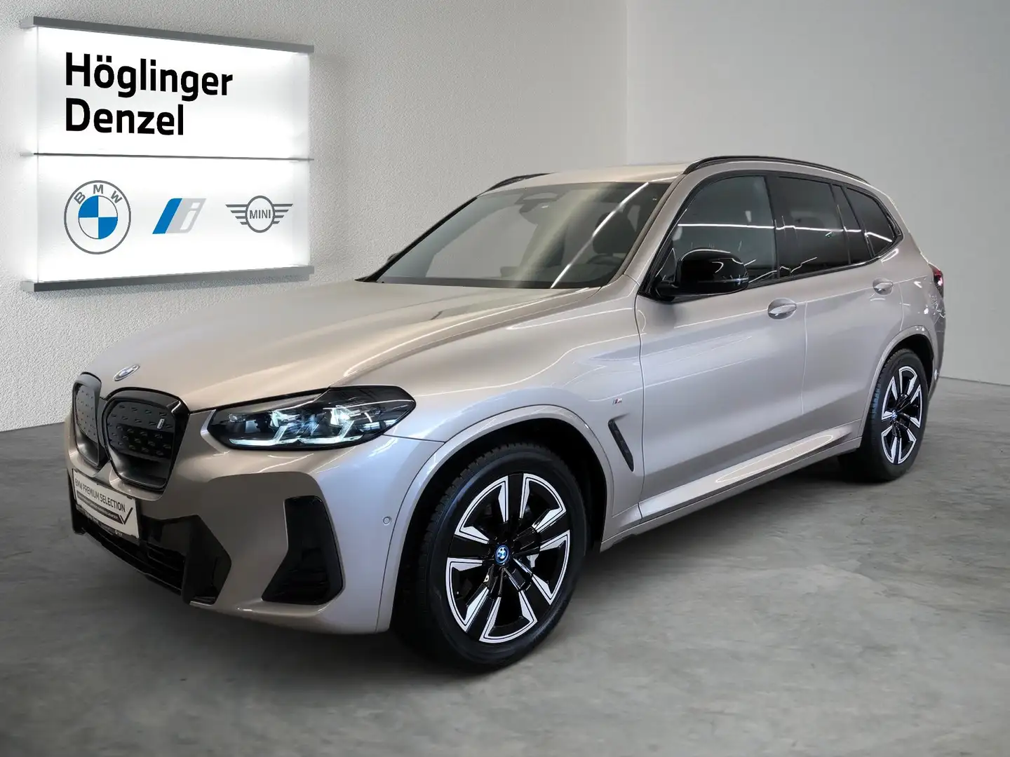 BMW iX3 M Silber - 2