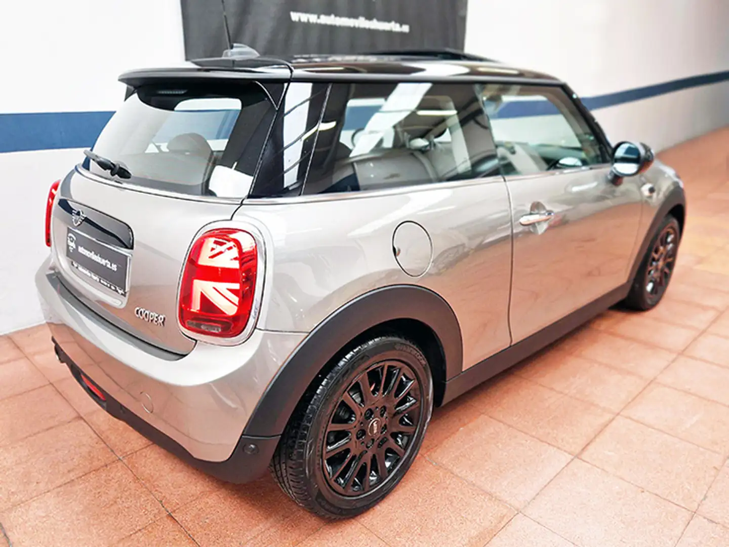 MINI Cooper Marrón - 2
