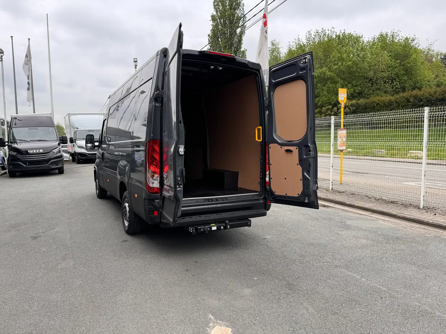 Iveco Daily L3H2 NOIR EN STOCK!!! Negro - 1