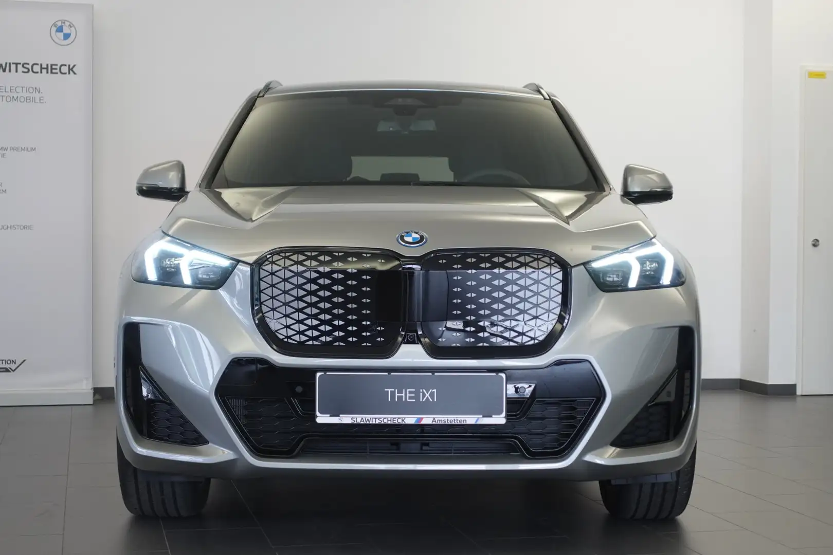 BMW iX1 xDrive30 U11 Silber - 2