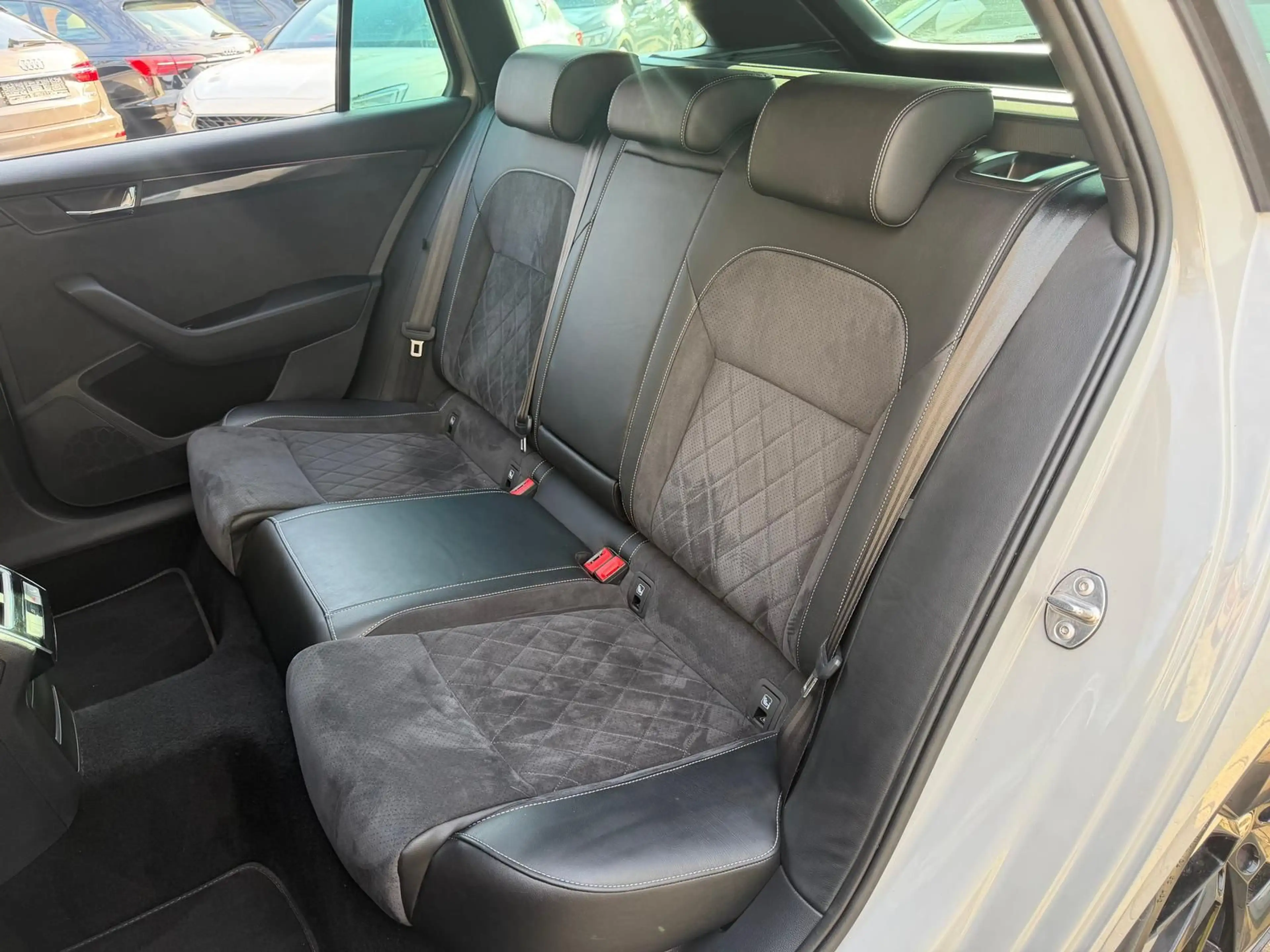 Skoda Superb 2.0 TSI Sportline *4x4*PANO*AHK*KAMERA* — photo 10