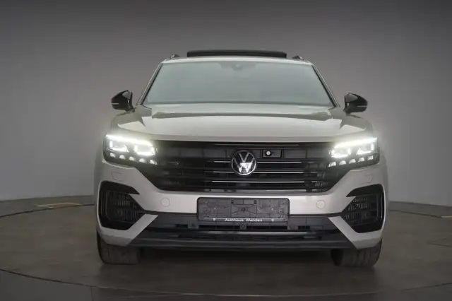 Volkswagen Touareg view 2