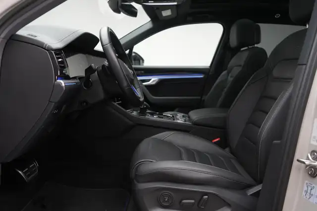 Volkswagen Touareg view 10