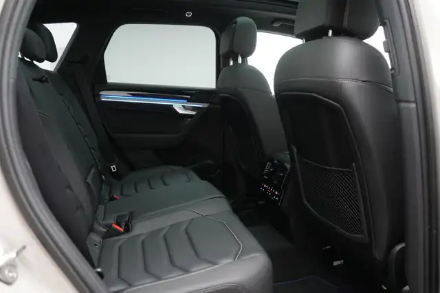 Volkswagen Touareg view 9
