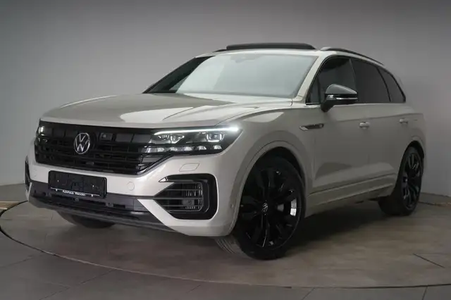 Volkswagen Touareg view 3