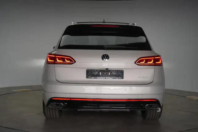 Volkswagen Touareg view 5