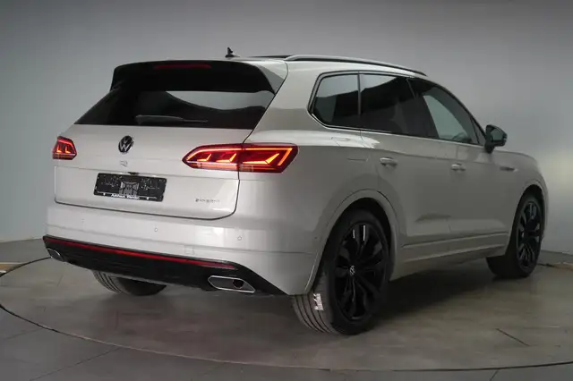 Volkswagen Touareg view 4