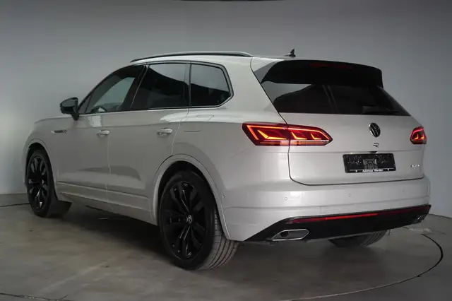 Volkswagen Touareg view 6