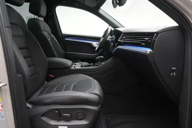 Volkswagen Touareg view 7