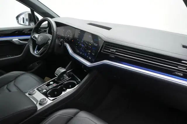 Volkswagen Touareg view 8