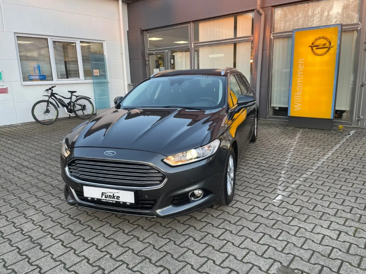 Ford Mondeo Turnier Titanium Navi+Sitzhzg+Carplay+AHK Grau - 1