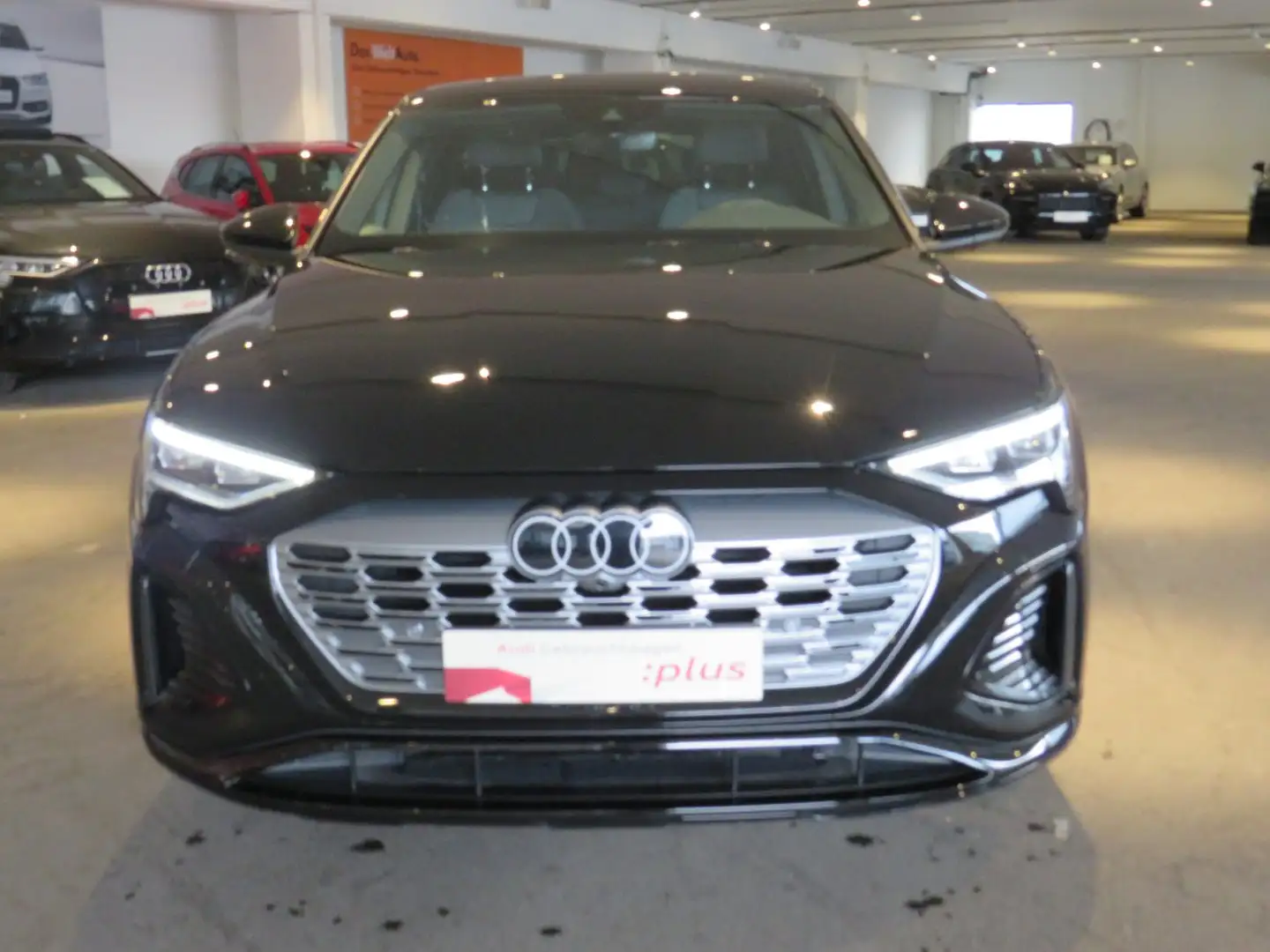 Audi Q8 50 e-tron quattro S line Schwarz - 2