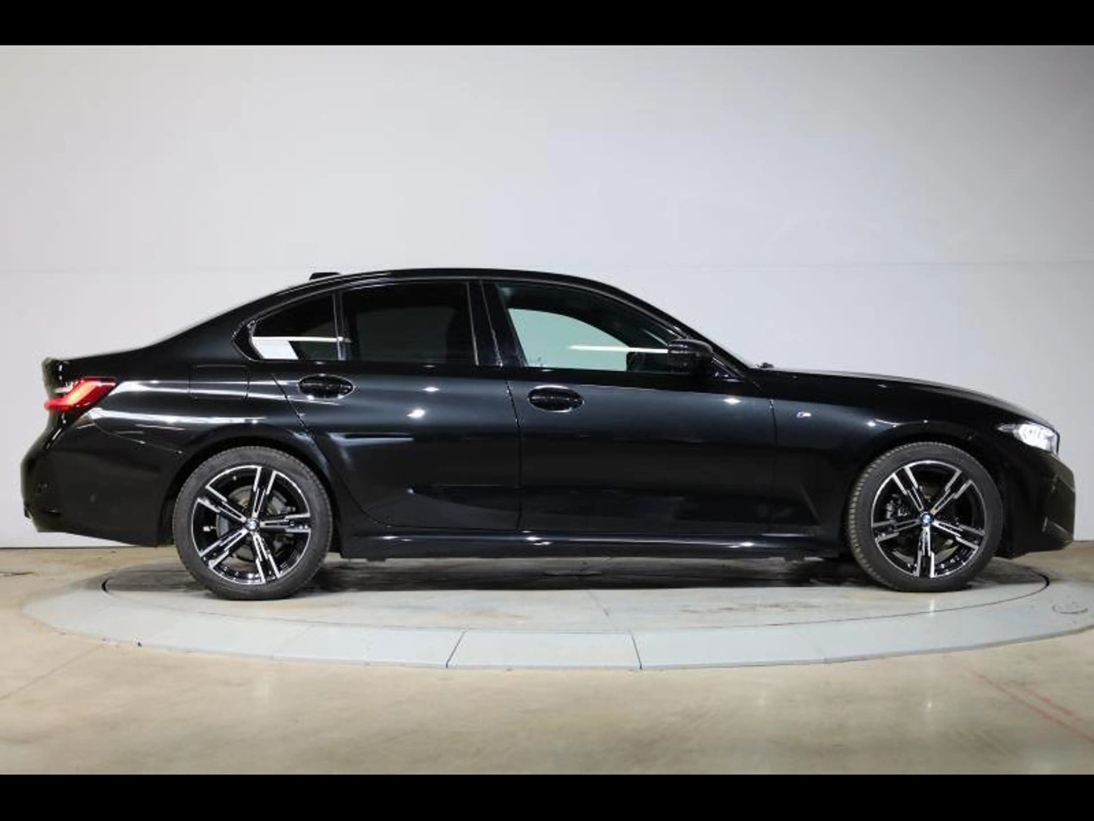 BMW 318 i Berline Kit M Sport — photo 3
