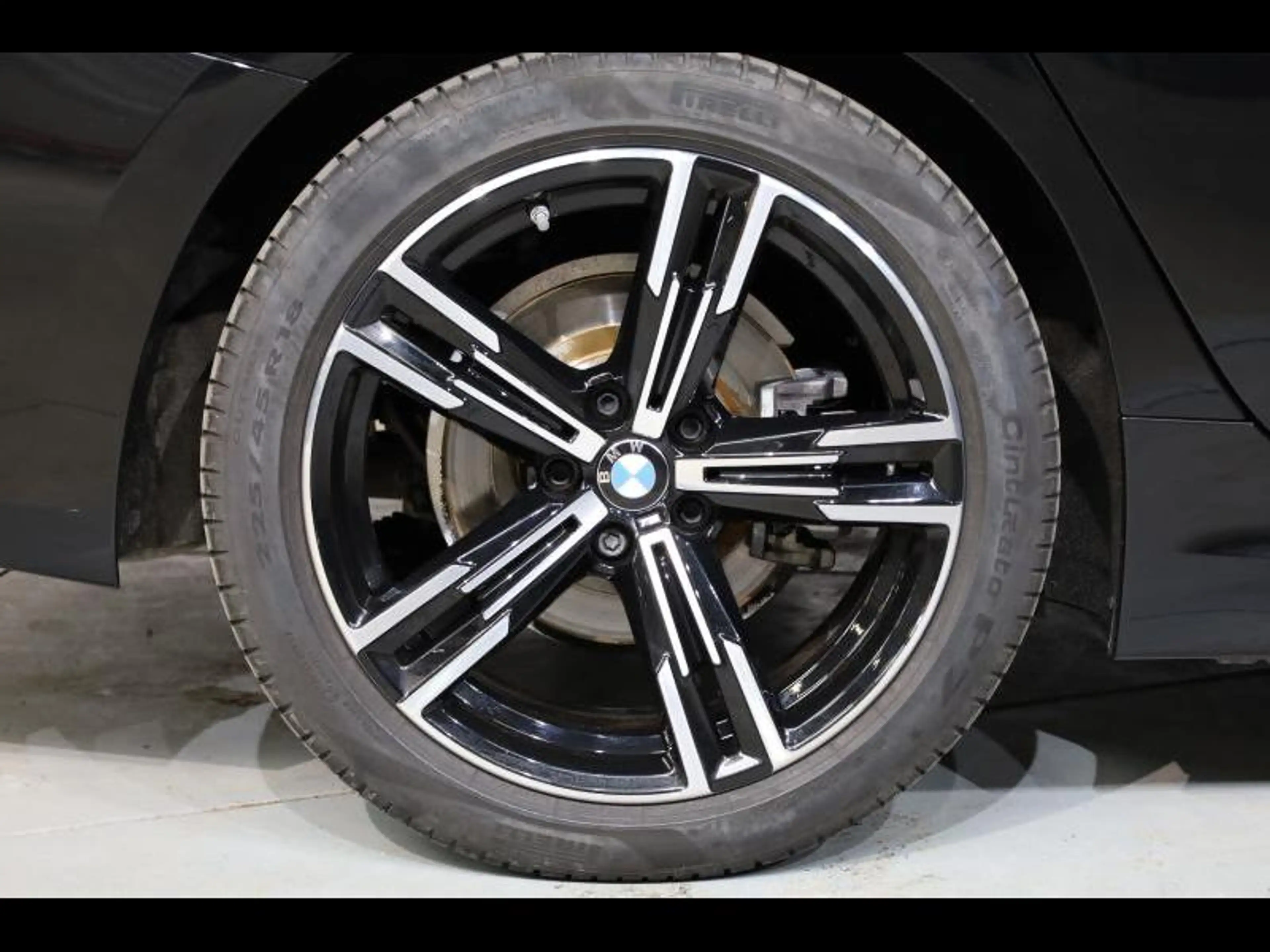 BMW 318 i Berline Kit M Sport — photo 8