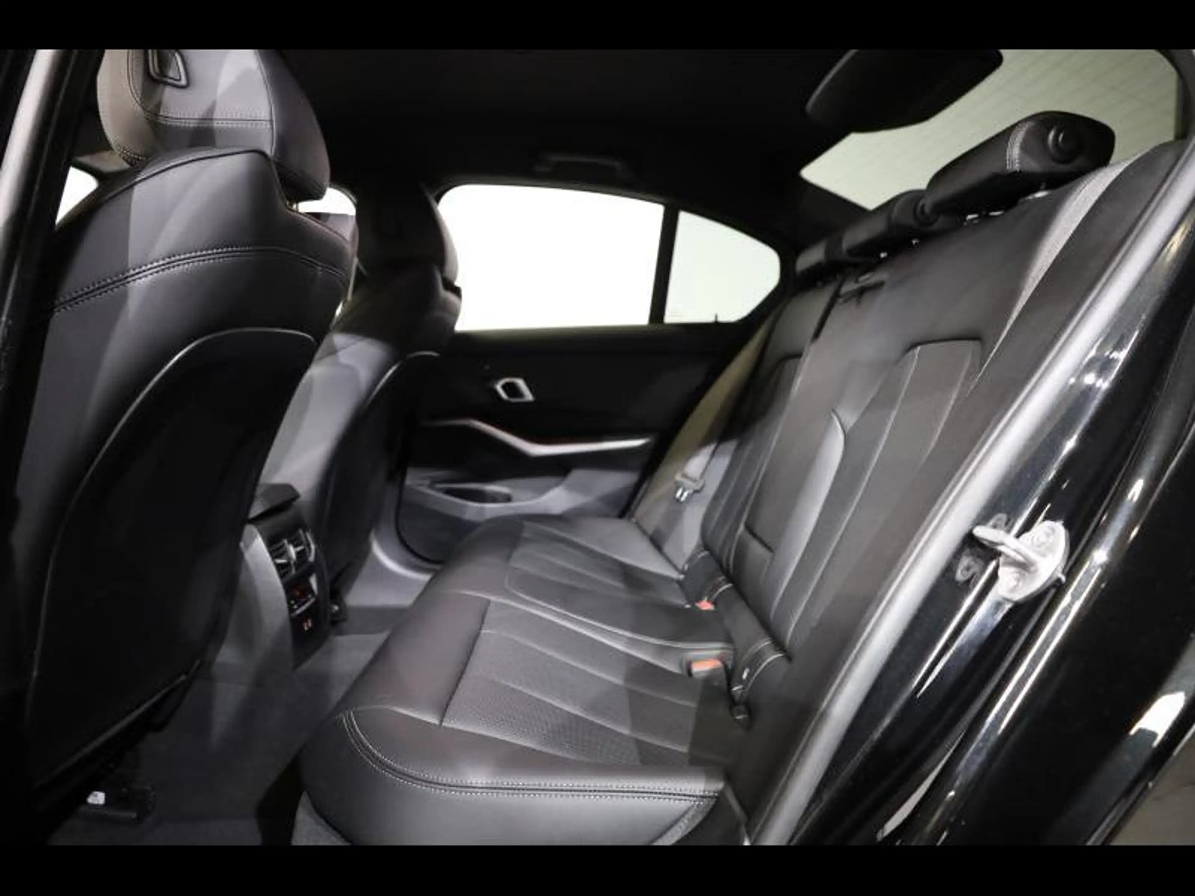 BMW 318 i Berline Kit M Sport — photo 10