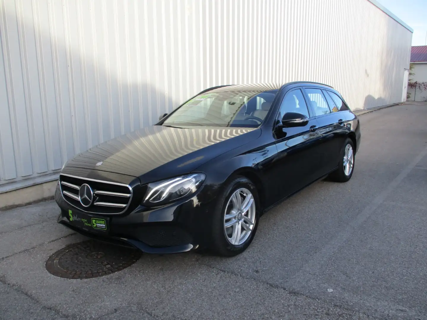 Mercedes-Benz E 220 d T Avantgarde Aut. AHK+Navi+SHZ+2xKlima Schwarz - 2