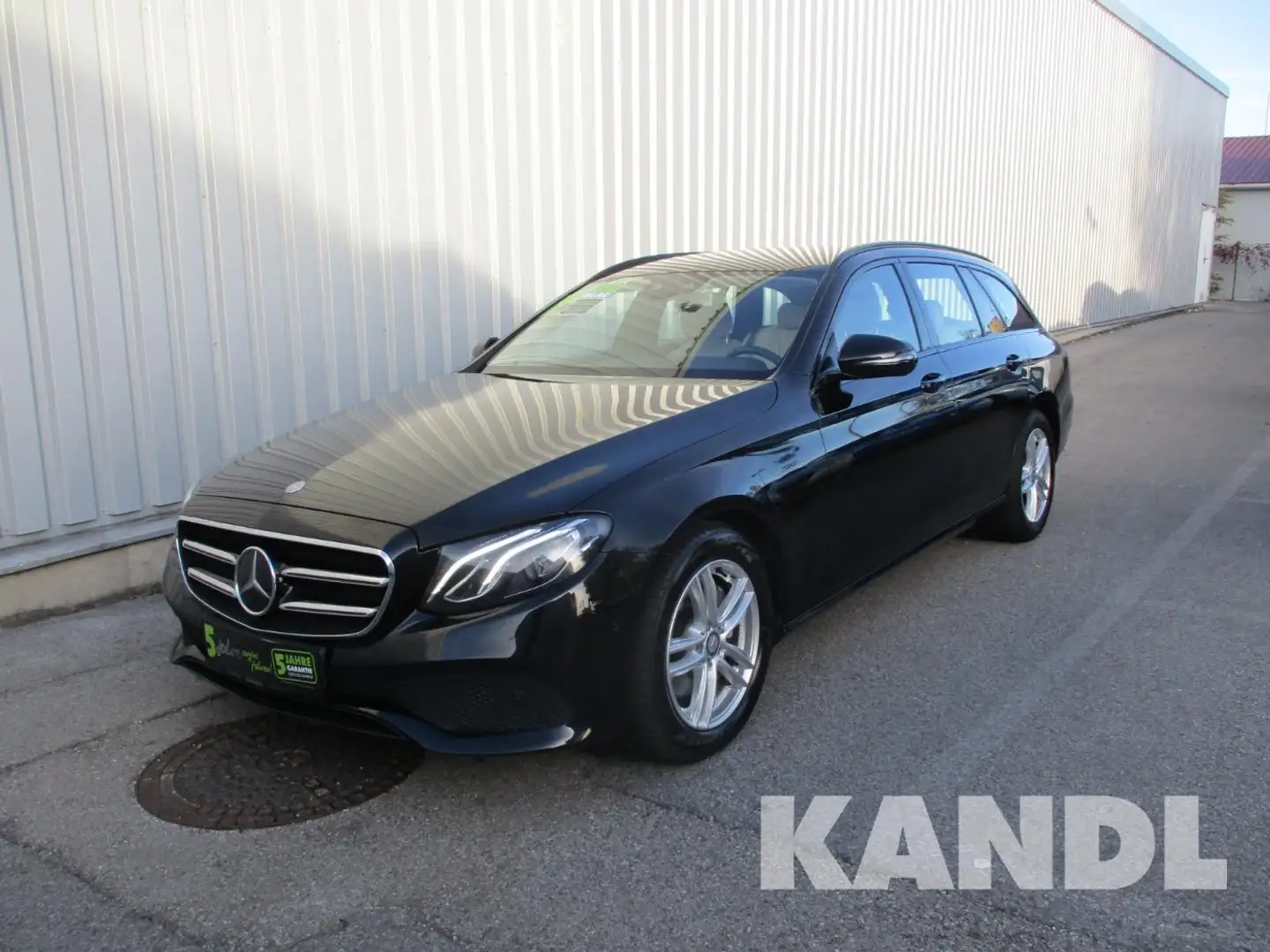 Mercedes-Benz E 220 d T Avantgarde Aut. AHK+Navi+SHZ+2xKlima Schwarz - 1
