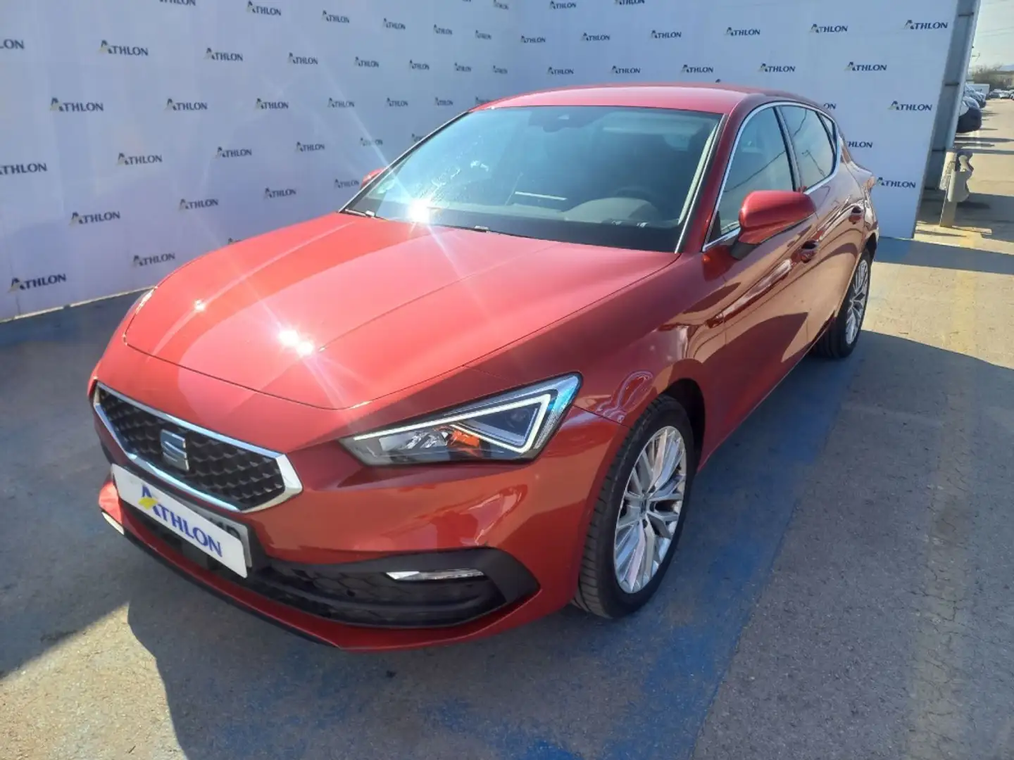 SEAT Leon 1.5 eTSI S&S Xcellence DSG-7 150 Rojo - 1