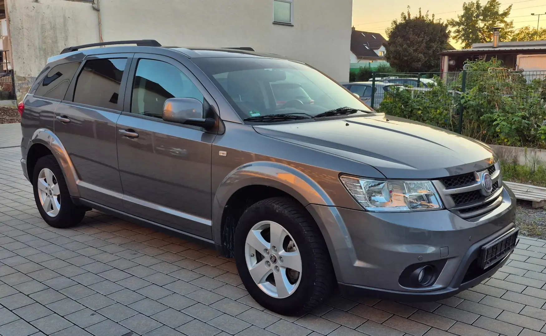 Fiat Freemont Freemont 2.0 Multijet 16V DPF Urban Grau - 1