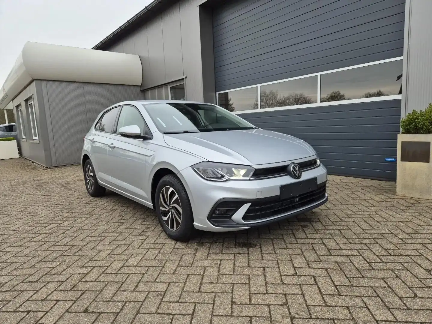 Volkswagen Polo Life 1.0 TSI 95PS Rückf.Kamera Sitzheizung Digi... Plateado - 1