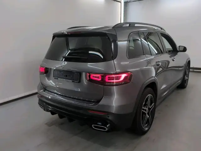 Mercedes-Benz GLB view 3